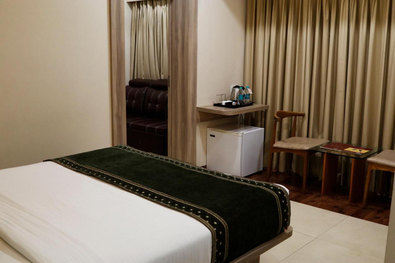 The Myriad Hotel Bhayandar Exteriör bild