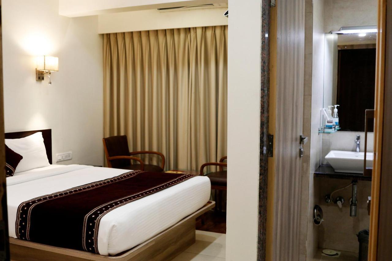 The Myriad Hotel Bhayandar Exteriör bild
