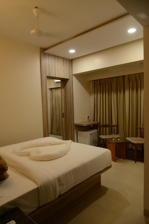 The Myriad Hotel Bhayandar Exteriör bild